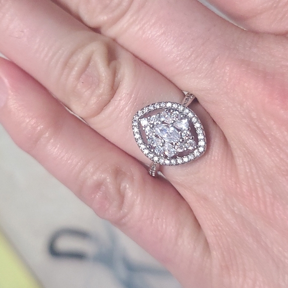 Luxury Diamond Ring - Picture 2 of 6